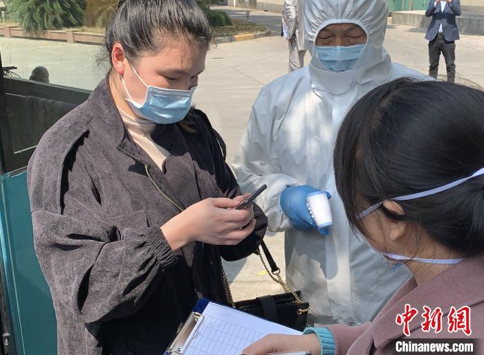 恩施籍员工出示健康码。 张斌 摄