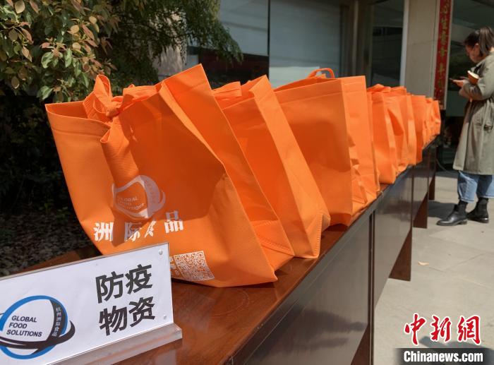 企业为新员工准备的防疫物资。 张斌 摄