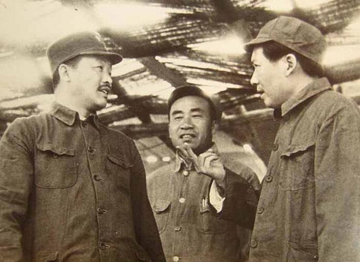 1938�꣬������ë�󶫡�������й���������ȫ����ϯ̨�Ͻ�̸