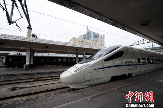 13�����磬D5001�������ж��������ʻ�������վ����־���й�����ߺ������������Ǽʸ�������ר����ʽ����ȫ�������н׶Ρ�ͼΪ��װ�����Ķ������г����������� ��