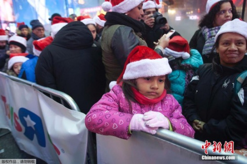 ���꣬���������߰���һ�쿴��׼��ʥ�����������˻��Ļƽ�ʱ�̣��ܶ��˰�ҹ�Ŷӣ�������ǰ���������¶Ӫ��