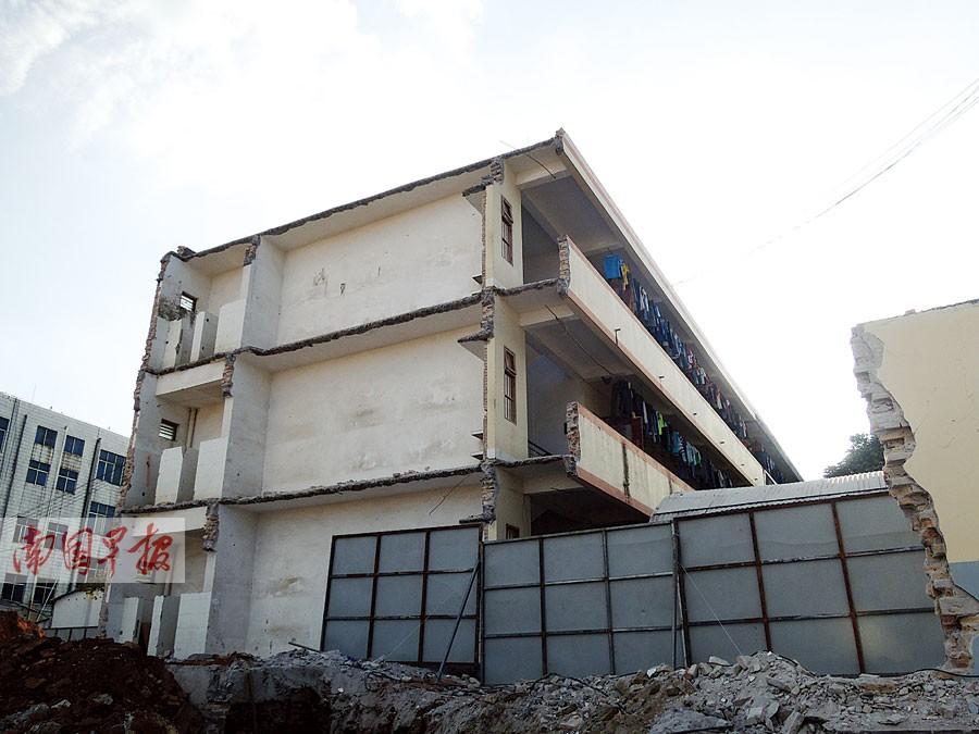 北海一所中学宿舍楼被切掉一块 留下半截仍住学生