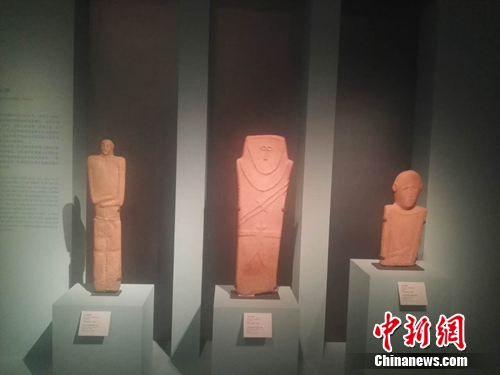 三尊砂岩人雕像。上官云 摄 三尊砂岩人雕像。上官云 摄