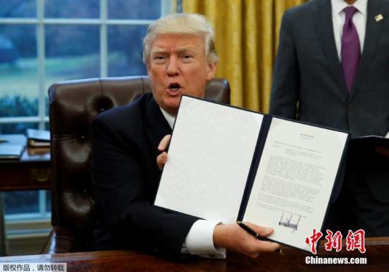 ����ͼ������ʱ��2017��1��23�գ�������ʢ�٣�������ͳ������23��ǩ�����������ʽ���������˳���̫ƽ�����ϵЭ��(TPP)��