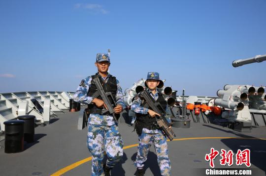 舰艇锚泊,宋玺(右)和战友进行巡逻,确保舰艇安全。 黎友陶 摄 舰艇锚泊,宋玺(右)和战友进行巡逻,确保舰艇安全。 黎友陶 摄