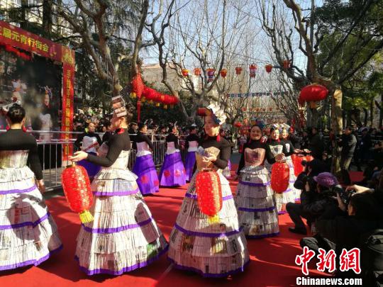 ��ƽ����ʱװ�ӵĳ�Ա�ǳ�������ؽ��Ͼɱ�ֽ���Ͼɺ������������ ������ȹ���������ֹ���ֽ��Ϊװ�Σ��ѻ�����ϲ�����Ϊһ�塣���¾� ��