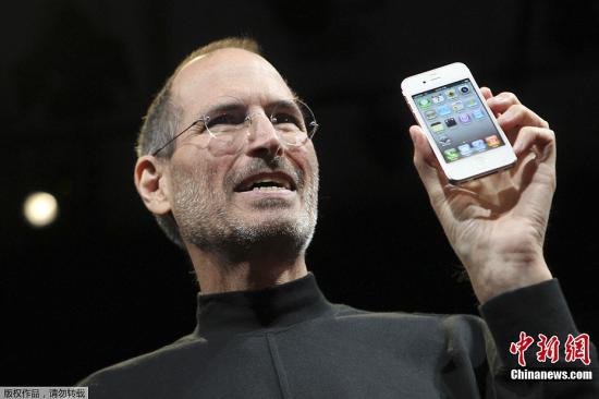 ����ͼ 2010��6��7�գ�ʷ�ٷ��ǲ�˹�������ɽ�ɽ����iPhone 4ƻ���ֻ���