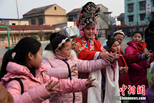 ͼΪ��ɽ�ع��Ҽ����Ų���Ŀ����ƽ������������ѩ÷��������ʵ��Сѧ�ֳ���ѧ����ƽ������ ���� ��