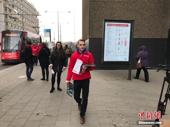 3��15�գ���������������Ժ(����Ժ)ѡ�١�ѡǰ�����ʾ���μӴ˴�ѡ�ٵ�28����������һ�ܻ�ó���20%��ѡƱ����������Ժ����150��ϯλ��ͼΪ���ѡ��ǰһ�죬3��14�գ����������ں��������վǰ��Ʊ����֧���߷��ͺ�ɫ��õ�廨����������� �� ��