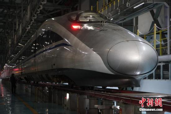 资料图:贵阳一车站的动车组列车。记者 陈威 摄 资料图:贵阳一车站的动车组列车。记者 陈威 摄
