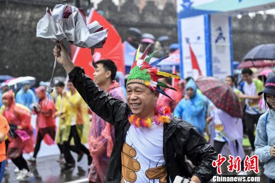 选手在雨中欢跑 索有为 摄 选手在雨中欢跑 索有为 摄