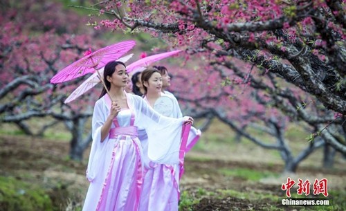 资料图:广东大学生扮演古人穿越,呼吁重视古诗词。中新社记者 钟欣 摄 资料图:广东大学生扮演古人穿越,呼吁重视古诗词。中新社记者 钟欣 摄