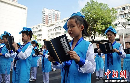 资料图:学生们在诵读有关中秋的古诗词。中新社记者 韩苏原 摄 资料图:学生们在诵读有关中秋的古诗词。中新社记者 韩苏原 摄