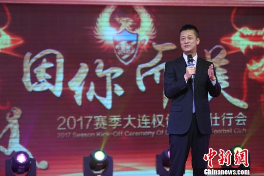权健集团董事长束昱辉在壮行会上致词。 王朝 摄 权健集团董事长束昱辉在壮行会上致词。 王朝 摄