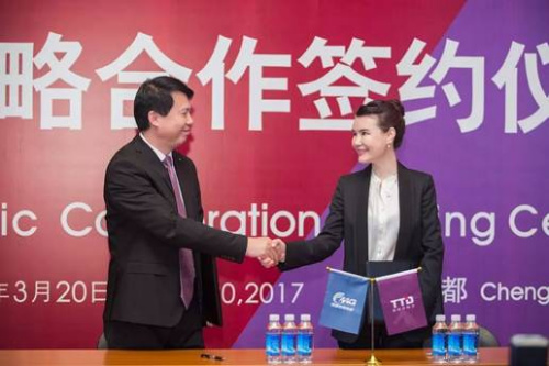 腾提度体育总裁(右)与成都传媒集团党委副书记、总经理陈林(左)签署战略合作协议。 腾提度体育总裁(右)与成都传媒集团党委副书记、总经理陈林(左)签署战略合作协议。
