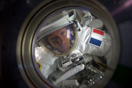����ͼ�����ʿռ�վ�Ա����̫�����ߡ���ͼƬ��Դ��ESA/NASA��