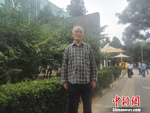资料图:“季承诉北大返还原物纠纷案”一审庭审结束,季承在法院外接受采访。上官云 摄 资料图:“季承诉北大返还原物纠纷案”一审庭审结束,季承在法院外接受采访。上官云 摄