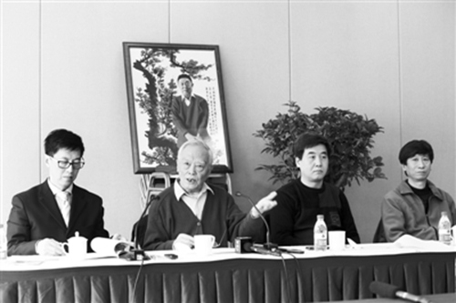 2013年3月,季羡林之子季承(左二)在媒体通气会上。浦峰 摄 图片来源:新京报 2013年3月,季羡林之子季承(左二)在媒体通气会上。浦峰 摄 图片来源:新京报