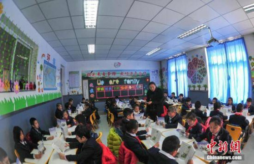 资料图 学生在教室上语文课。中新社记者 于海洋 摄 资料图 学生在教室上语文课。中新社记者 于海洋 摄