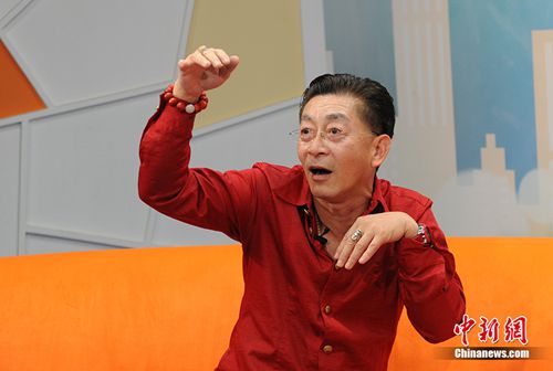 资料图:六小龄童示范孙悟空等角色的经典动作。 中新网记者 李卿 摄 资料图:六小龄童示范孙悟空等角色的经典动作。 中新网记者 李卿 摄